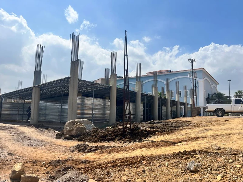 Columnas de concreto armado y nave metálica del depósito para Tijerazo