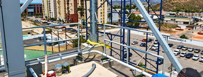 Base del mástil y barandas en azotea