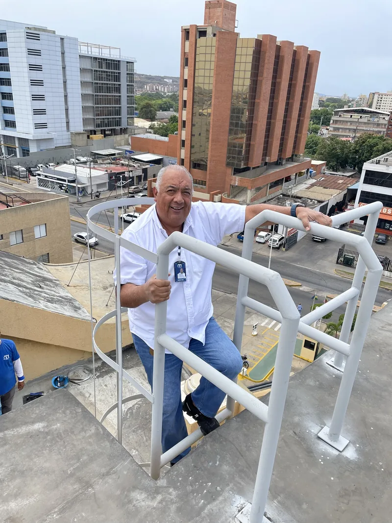 Acceso a la azotea por escalera de gato