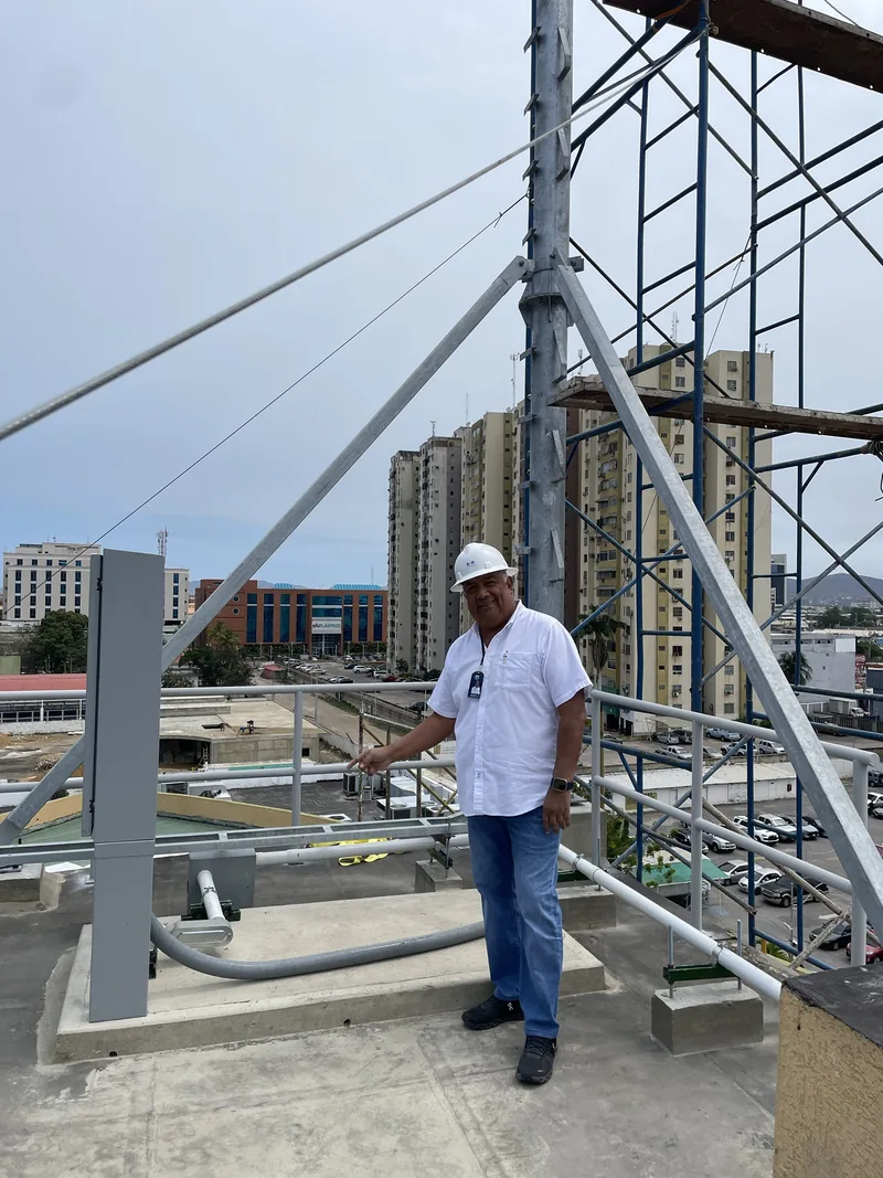 Gabinete y canalización eléctrica sobre su base de concreto