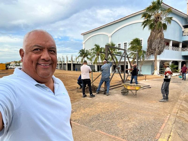 El ingeniero Gabriel Forero en la obra del depósito, con la cuadrilla montando la estructura detrás