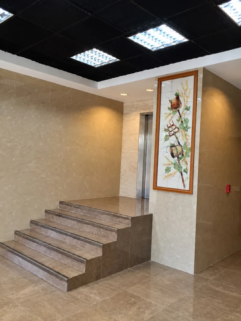 Escalera y ascensor del lobby